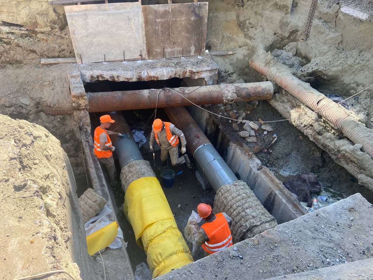 Ул. Московская, 37 монтаж труб, врезок, дренажей, неподвижных опор, подушек, скользячек, покраска и изоляция труб, монтаж колодцев и тюбингов