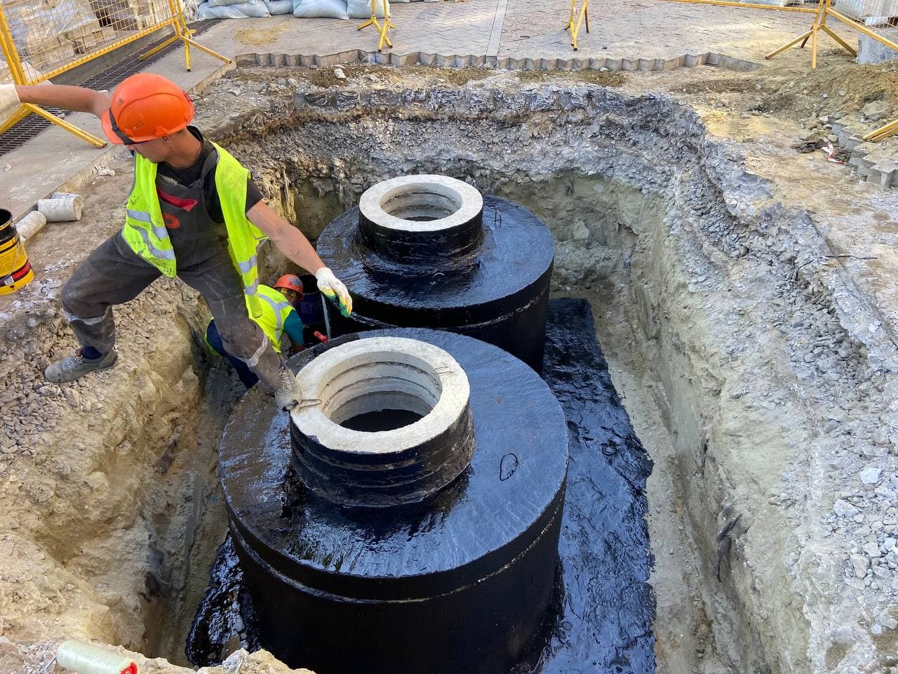 Ул. Московская, 37 монтаж труб, врезок, дренажей, неподвижных опор, подушек, скользячек, покраска и изоляция труб, монтаж колодцев и тюбингов